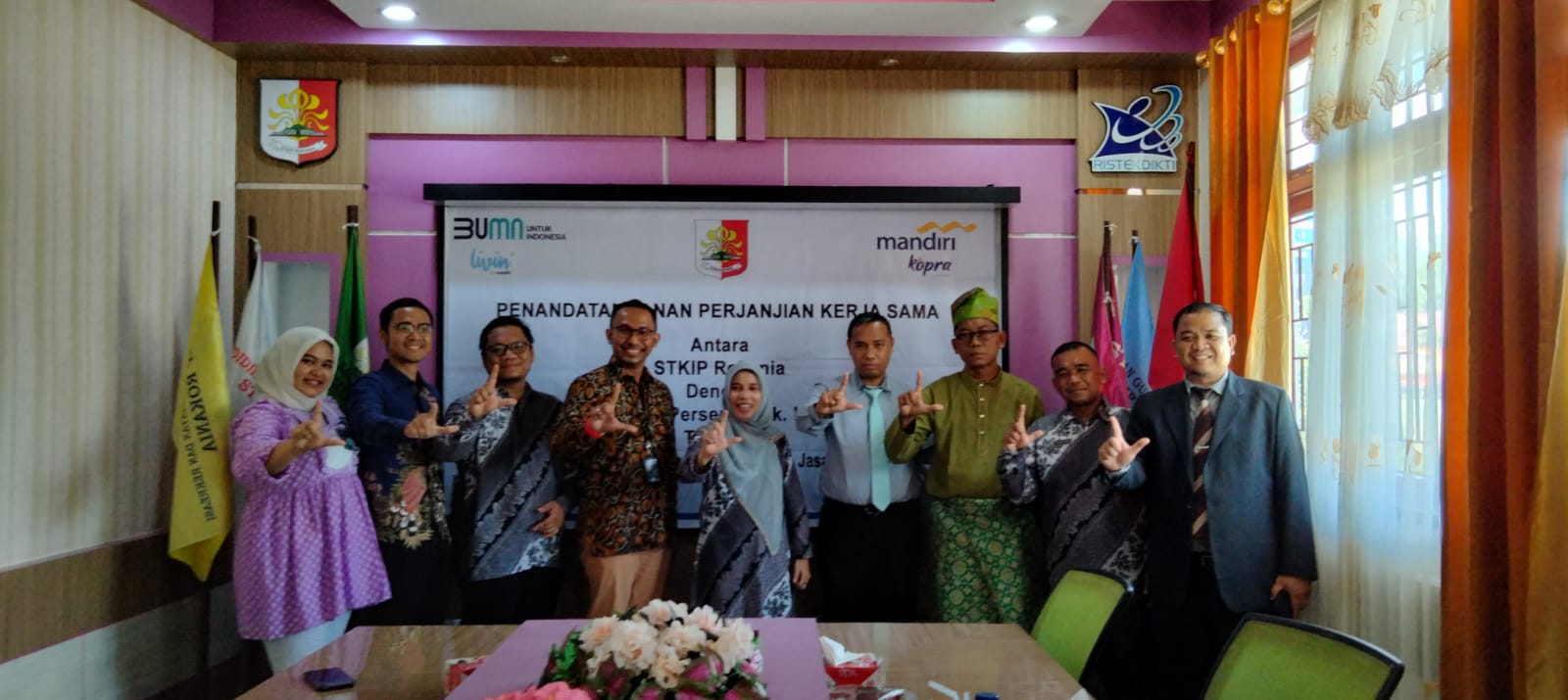 Penandatanganan MOU Kerja Sama STKIP Rokania dan Bank Mandiri KCP Ujung Batu