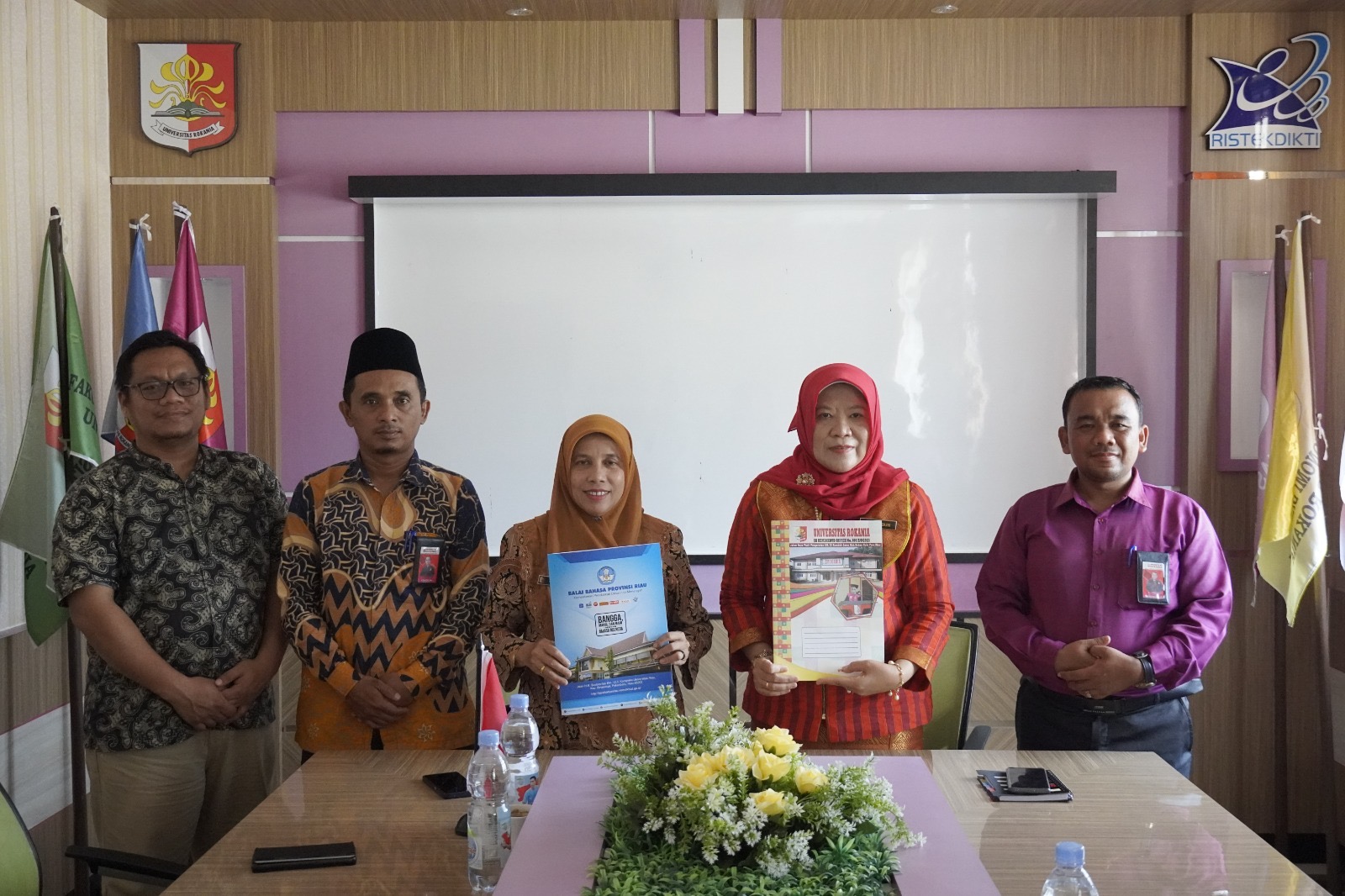 Perjanjian Kerja Sama Antara Universitas Rokania dengan Balai Bahasa Provinsi Riau 