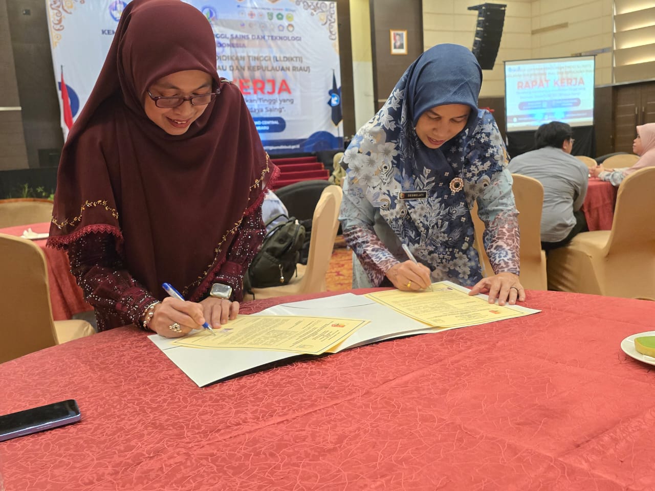 Sinergi Perguruan Tinggi Riau: Universitas Rokania dan Institut Kesehatan dan Teknologi Al Inssyirah Jalin Kolaborasi Tridarma