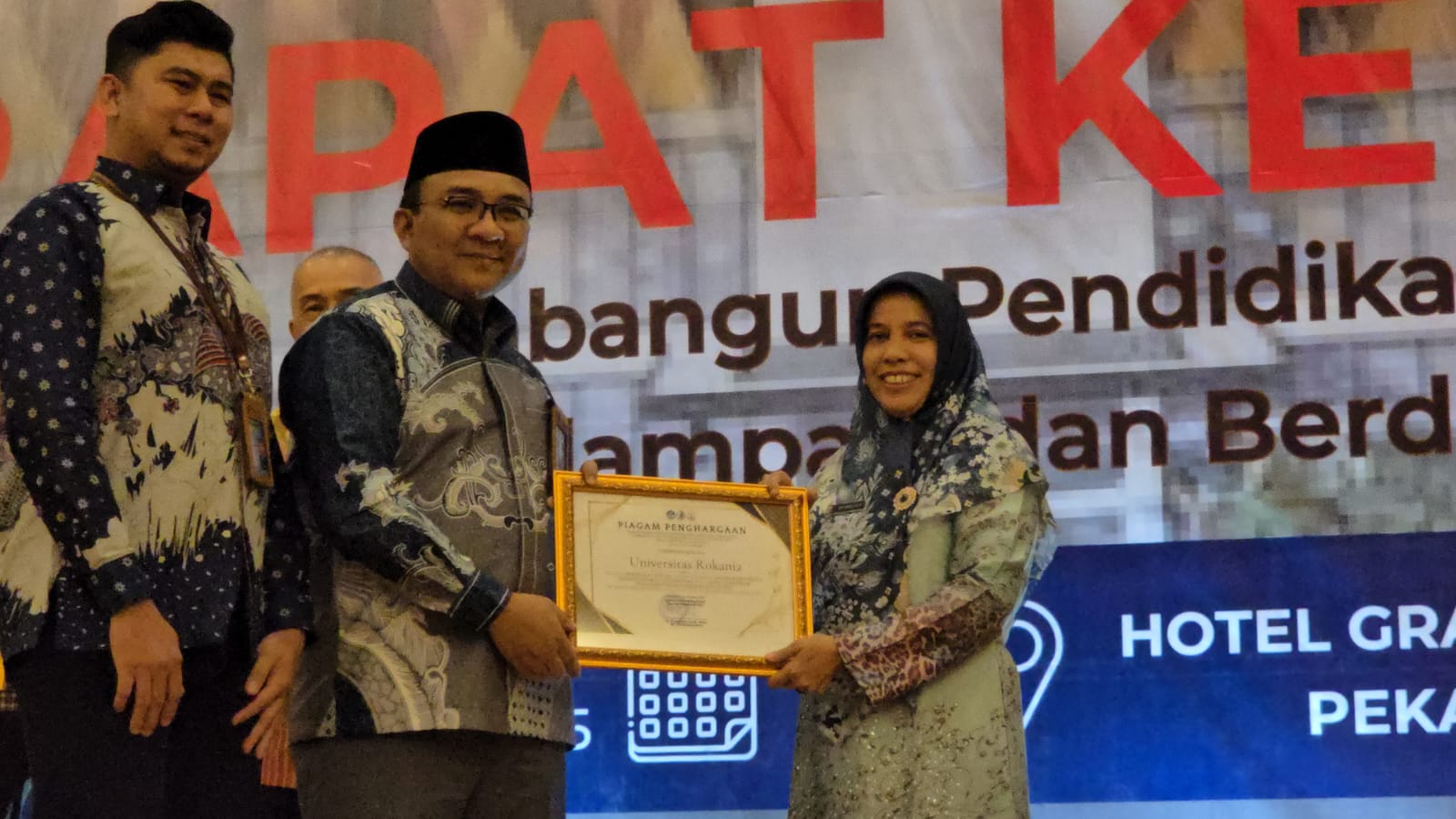 Universitas Rokania Raih Penghargaan Pelaporan PDDIKTI Ganjil 2024 Terbaik Ketiga pada Rapat Kerja LLDIKTI Wilayah XVII di Pekanbaru