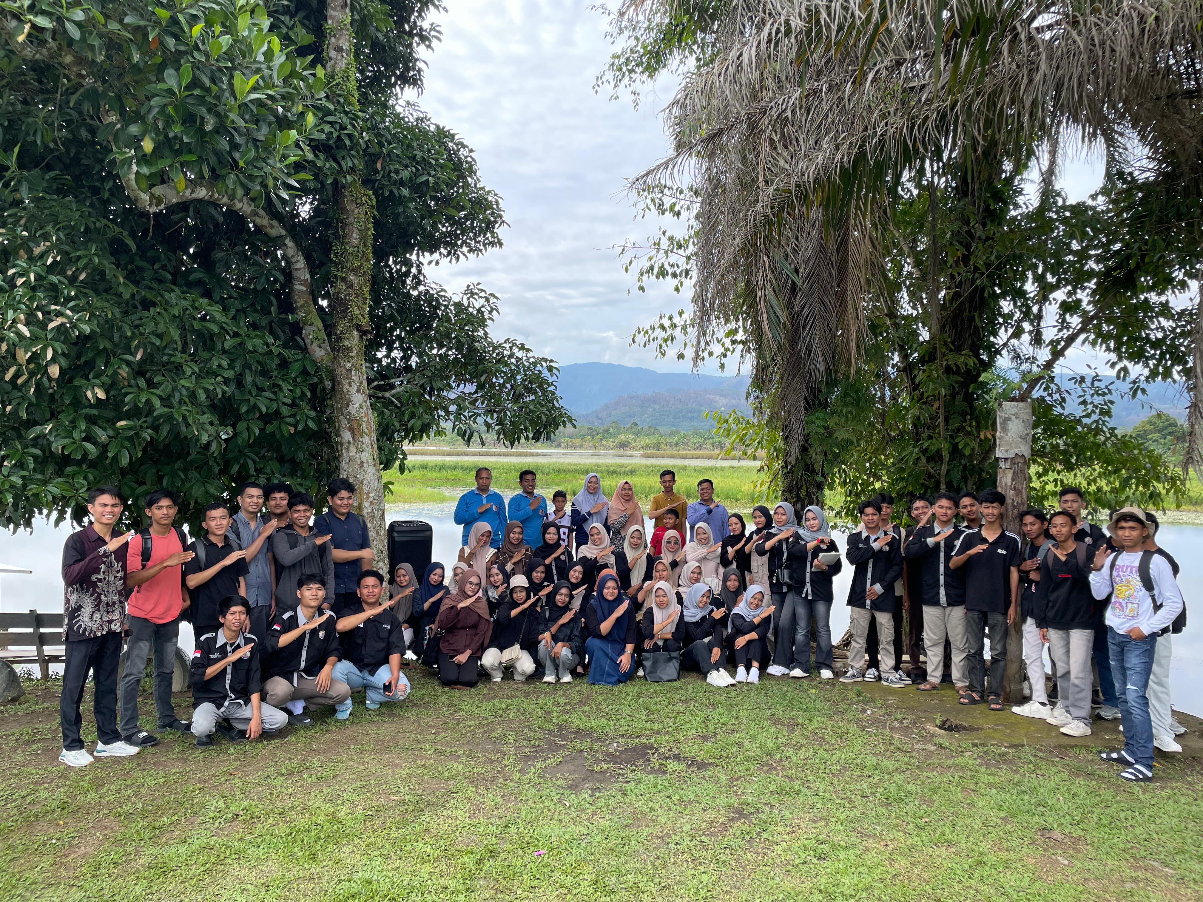 Family Gathering FILKOM Universitas Rokania: “DATA - Akrab Tambah Asik” di Bendungan Menaming