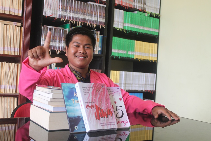 RISKI ALFAJRI, MAHASISWA STKIP ROKANIA PENULIS 34 KARYA DALAM 3 TAHUN